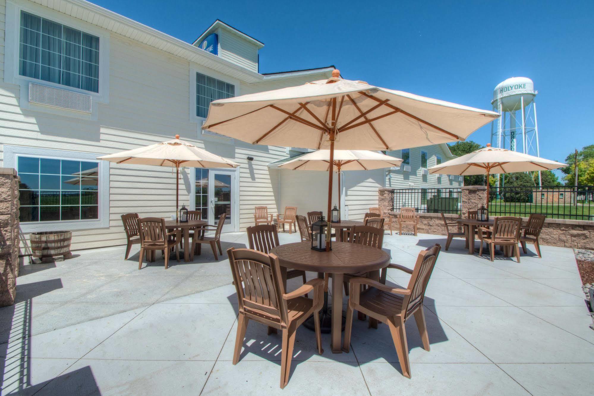Cobblestone Inn & Suites - Holyoke Bagian luar foto